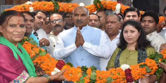 भाजपा कार्यकर्ताओं ने खेल मंत्री अरविंद पांडे को किया सम्मानित