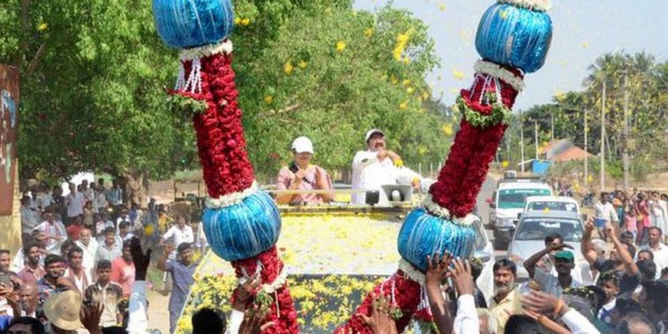 An election campaign trail that is festooned with garlands