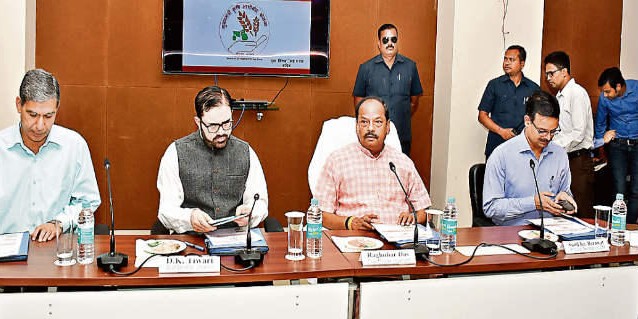 सीएम रघुवर दास का निर्देश: चार माह तक किसानों व गांवों को फोकस कर करें विकास