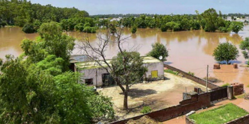 विधायक व पावरकॉम इंजीनियर्स ने बाढ़ पीडि़तों काे दी सैलरी