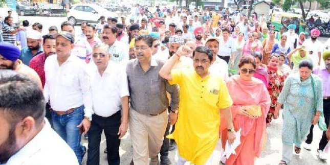 गंदे पानी व सीवरेज समस्या को लेकर BJP नेताओं का पंजाब सरकार के खिलाफ प्रदर्शन