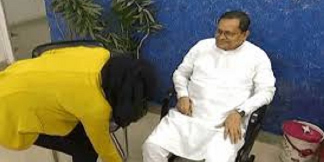 पूर्व सभापति के पैर छूकर एयरहोस्टेस ने लिया आशीर्वाद लेकिन केस नहीं लेगी वापस