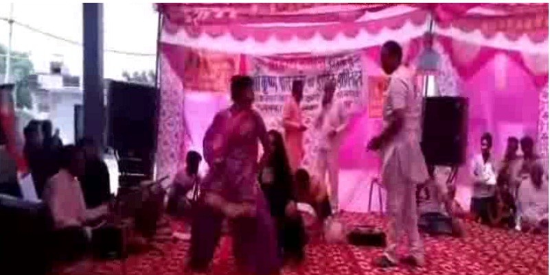केंद्रीय मंत्री कृष्ण पाल गुर्जर की जनसभा में डांसरों पर जमकर बरसे नोट, अचार सहिंता की उड़ाई धज्जियां