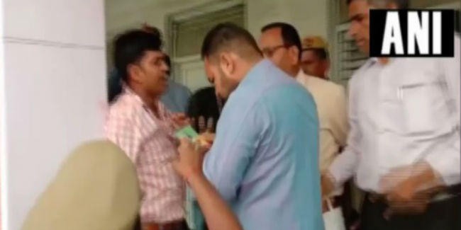 मुरादाबाद में चुनाव अधिकारी ने सपा को वोट देने को कहा तो BJP समर्थकों ने पीटा