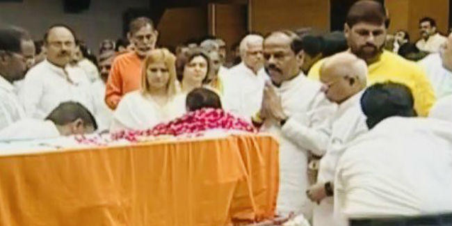 झारखंड के सीएम रघुवर दास ने पार्टी मुख्यालय में अरुण जेटली को दी श्रद्धांजलि