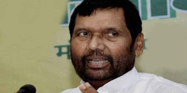 नामांकन पत्रों की जांच में पास हुए रामविलास पासवान