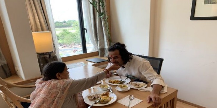 तेजप्रताप यादव ने अरसे बाद राबड़ी देवी के हाथों खाया खाना, ट्वीट कर कहीं ये बड़ी बातें