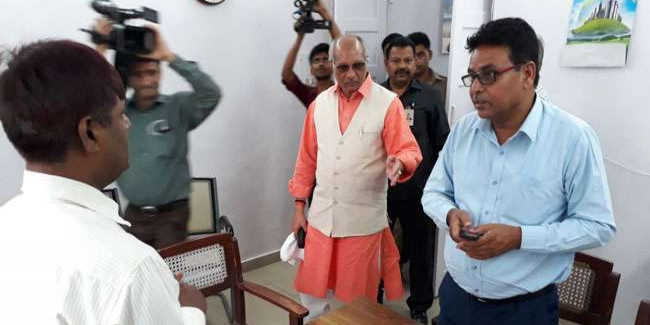 मंत्री धर्म पाल सिंह पहुंचे सिंचाई आफिस लगाया ताला, देर से आने वाले कर्मचारियों की बाहर लगी लाइन