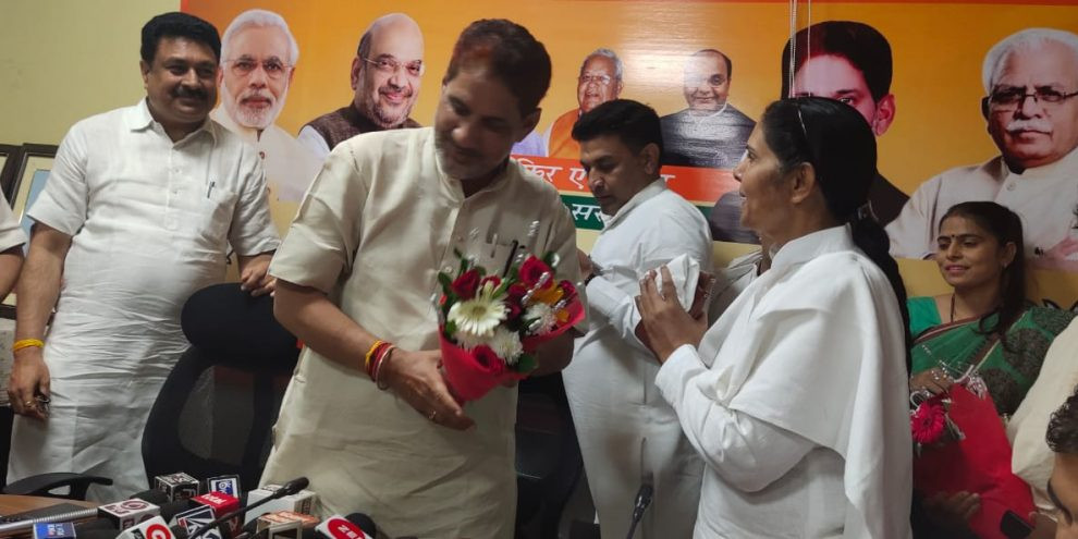 कांग्रेस को एक और बड़ा झटका, अब महिला मोर्चा की प्रदेश अध्यक्ष ने थामा बीजेपी का दामन