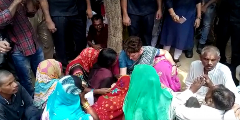 छावनी बना सोनभद्र, प्रियंका से मिले पीड़ित, टीएमसी सांसद धरने पर बैठे