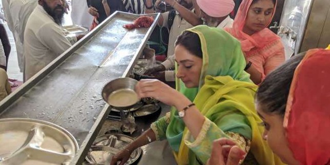 मंत्री पद ग्रहण करने के बाद श्री दमदमा साहिब पहुंची हरसिमरत, जूठे बर्तन साफ किए, लंंगर भी छका