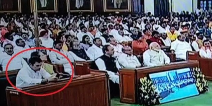 राष्ट्रपति के अभिभाषण के दौरान राहुल गांधी मोबाइल में क्या देख रहे थे?