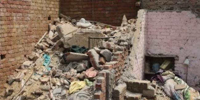 सीलमपुर बिल्डिंग हादसा: घटनास्थल पर पहुंचे CM केजरीवाल, मुआवजे का ऐलान
