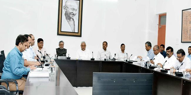 अस्पताल एवं स्कूली भवनों के ‘रेट्रोफिटिंग' का काम तेजी से कराया जाये : नीतीश कुमार