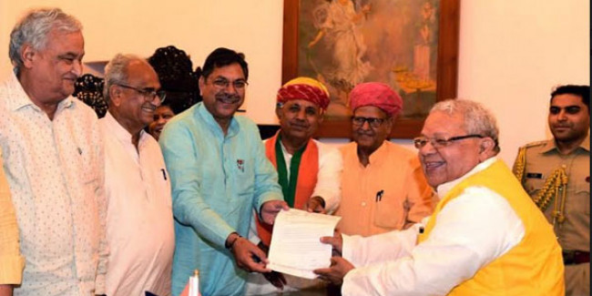 अतिवृष्टि से खराब हुई फसल के मुआवजे को लेकर राज्यपाल को ज्ञापन