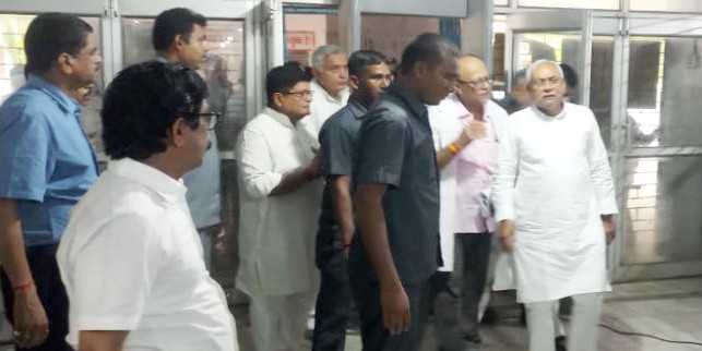 मुख्यमंत्री पहुंचे SKMCH, बच्चों को देखने सीधे ICU में गये, लोगों का फूटा गुस्सा, किया हंगामा