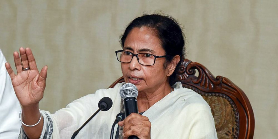 बुलबुल से मुकाबले के लिए प्रशासन मुस्तैद, सीएम भी पहुंचीं कंट्रोल रूम