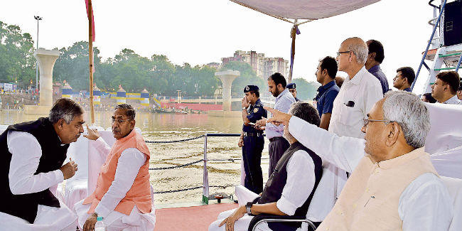 सीएम नीतीश ने छठ घाटों का किया निरीक्षण, कहा-खतरनाक घाटों पर न जाएं