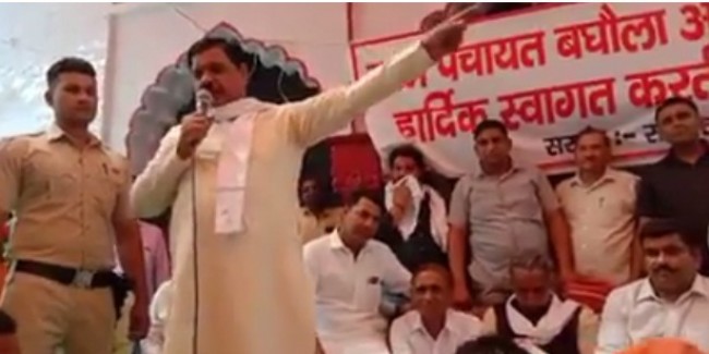 विधायक की फिसली जुबान, भाजपा नेता के सामने चश्मे के लिए मांगे वोट
