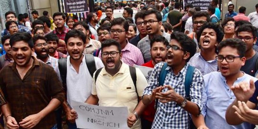 डॉक्टरों की हड़ताल से 'कोमा' में देश के अस्पताल, 10 अपडेट्स