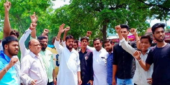 भाजपा ने अरविंद केजरीवाल का फूंका पुतला, मंदिर गिराने के लगाए आरोप