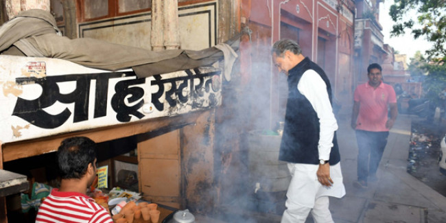 मुख्यमंत्री ने चौड़ा रास्ता में लिया चाय का आनंद