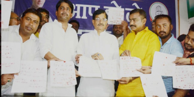 कांग्रेसी कार्यकर्ताओं ने राहुल गांधी को लिखा खून से पत्र, अध्यक्ष पद न छोड़ने की अपील