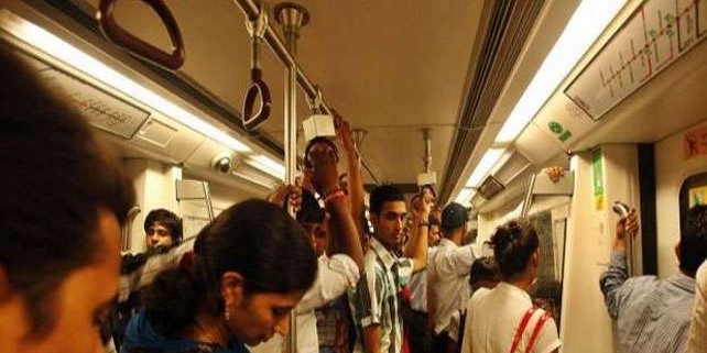 दिल्ली मेट्रो के 30 लाख से अधिक यात्रियों के लिए खुशखबरी, घट सकता है किराया !