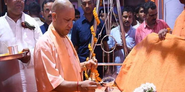 ShriKrishna Janmashtmi : मुख्यमंत्री योगी आदित्यनाथ ने गोरखपुर में झूला झुलाकर ने उतारी कान्हा की आरती