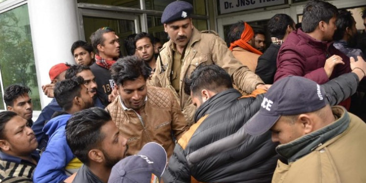 देहरादून में कश्मीरी छात्र-छात्राओं के फ़ोन हुए बंद, डीएम ने मांगी इंटेलिजेंस से रिपोर्ट