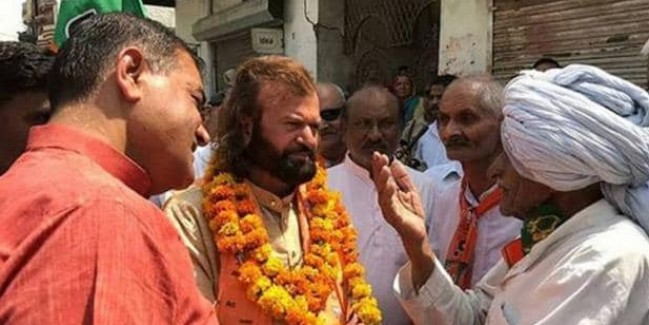 वोट का सवाल है बाबा, गली गली ऐसे वोट मांग रहे हैं हंसराज हंस