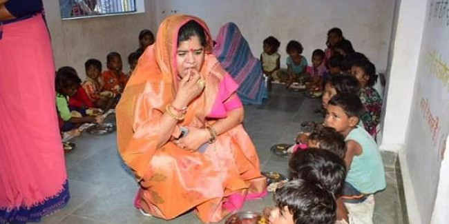कैबिनेट मंत्री इमरती देवी ने आंगनबाड़ी का किया निरीक्षण, बच्चों की थाली से परोसा खाना चखा