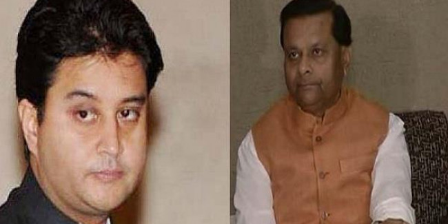 370 के समर्थन में सिंधिया के ट्वीट पर बीजेपी नेता का बड़ा हमला, 'कांग्रेस को ठोकर मारें सिंधिया हम स्वागत करेंगे'