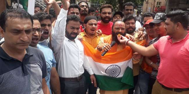 Article 370: उत्तराखंड में जश्न का माहौल, जानिए बाबा रामदेव, संत समाज और कश्मीरियों का क्या है कहना