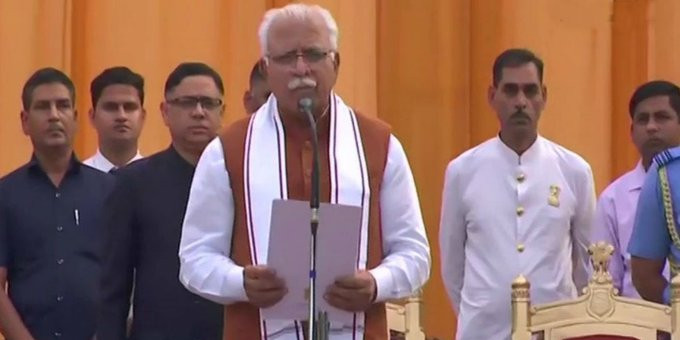 दूसरी बार हरियाणा के सीएम बने खट्टर, दुष्यंत ने ली डिप्टी सीएम की शपथ