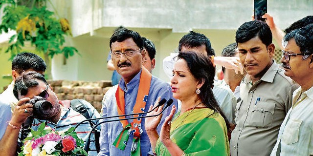 जब कार्यकर्ताओं द्वारा सेल्फी खिंचे जाने से हेमा हुईं नाराज, भाषण में कहा, पीएम मोदी के डर से कांप रही हैं पार्टियां