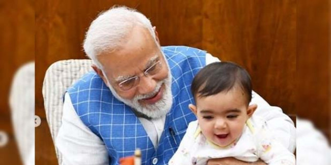PM मोदी ने पोस्ट की बच्चे के साथ तस्वीर, उमर अब्दुल्ला से ये भी बर्दाश्त नहीं!