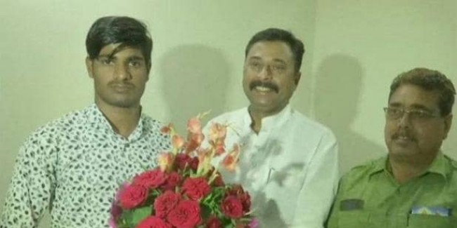 दिग्विजय को 15 लाख का जवाब देने वाले को BJP ने किया सम्मानित