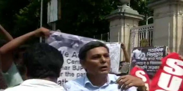 चमकी बुखार से मरने वाले बच्चों के विरोध में प्रदर्शन कर रहे एसयूसीआइ के सदस्य हिरासत में