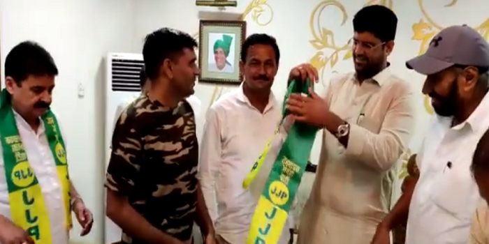 तेज बहादुर जेजेपी में शामिल, CM खट्टर के खिलाफ करनाल से लड़ेंगे चुनाव