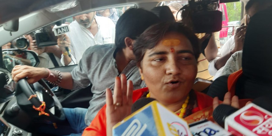 कलेक्टर ऑफिस पहुंचीं प्रज्ञा ठाकुर, 11 पंडितों के मंत्रोच्चार के साथ दाखिल किया नामांकन