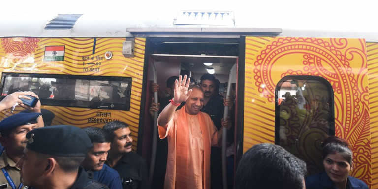पहली निजी ट्रेन तेजस एक्सप्रेस का रेलवे यूनियनों ने किया विरोध, लगाया निजीकरण का आरोप