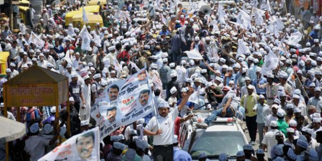 ट्रैफ़िक नियम नेताओं और मंत्रियों पर क्यों नहीं लागू होते