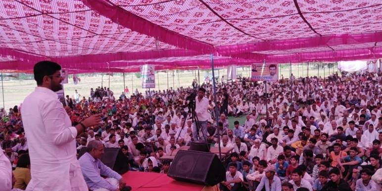 चप्पल व झाड़ू मिलकर प्रदेश की गंदगी को साफ करेगी- दुष्यंत चौटाला