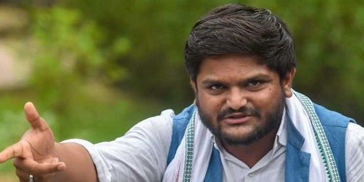हार्दिक पटेल की सभा में हंगामा, समर्थकों के बीच चलीं कुर्सियां, BJP पर बदनाम करने का आरोप