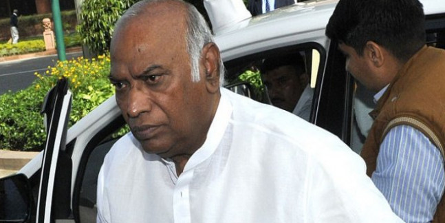 कर्नाटक संकट के बीच BJP सांसद ने कहा- 'मल्लिकार्जुन खड़गे CM बने तो खुशी होगी'