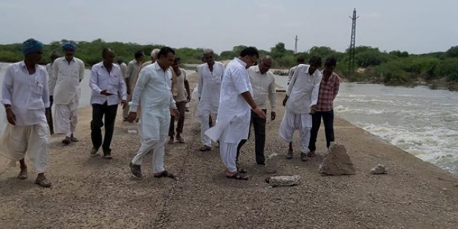 सांसद देवजी पटेल ने नेहड़ में जलमग्न गांवों का लिया जायजा