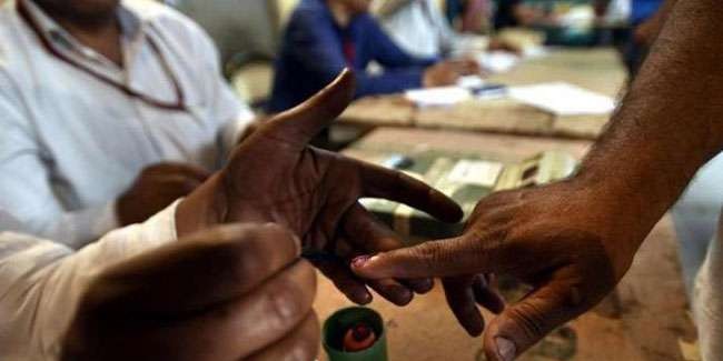 Lok Sabha Election 2019: मतदान के दौरान गलत अंगुली पर लगा दी स्याही, दो कर्मचारी निलंबित
