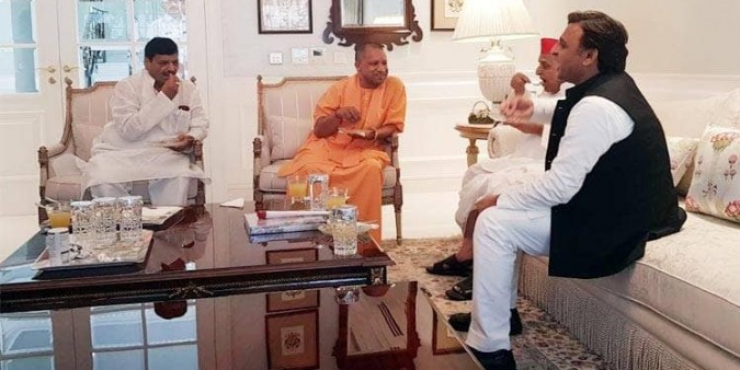 मुलायम से अचानक मिलने पहुंचे सीएम योगी, भेंट की कुंभ पुस्तिका