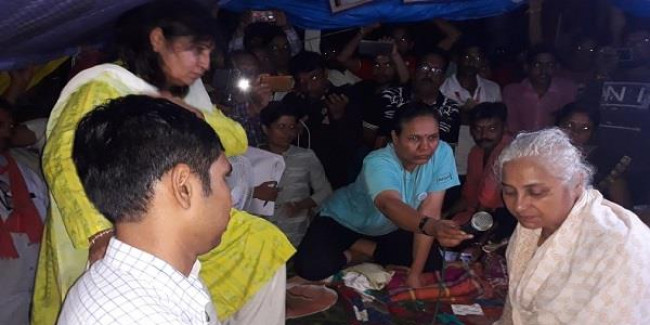 मेघा पाटकर से मिलने पहुंची प्रभारी मंत्री, अनशन छोड़ने का किया आग्रह, CM से भी कराई बात